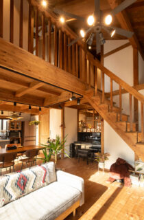 仕事も趣味も満喫するログハウス風の吹き抜けがある木の家 - サイエンスホーム - LDK