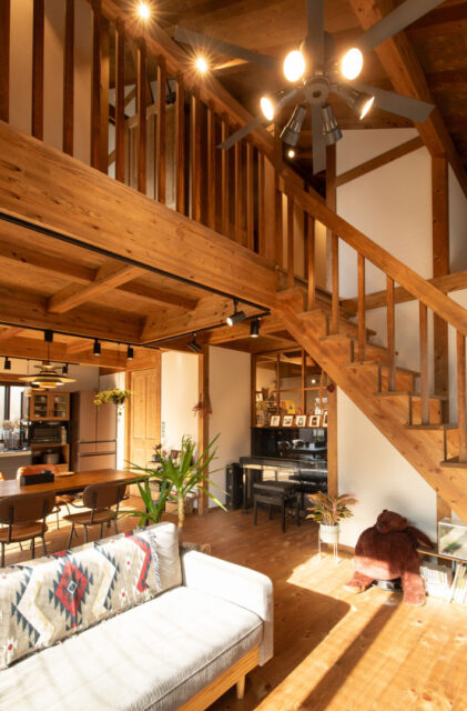 仕事も趣味も満喫するログハウス風の吹き抜けがある木の家 - サイエンスホーム - LDK