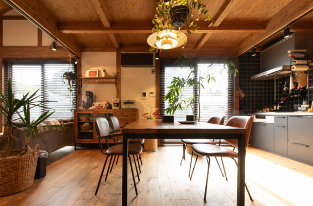 仕事も趣味も満喫するログハウス風の吹き抜けがある木の家 - サイエンスホーム - ダイニング