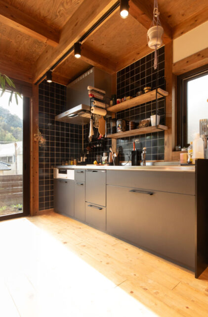 仕事も趣味も満喫するログハウス風の吹き抜けがある木の家 - サイエンスホーム - キッチン
