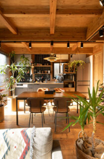 仕事も趣味も満喫するログハウス風の吹き抜けがある木の家 - サイエンスホーム - ダイニング・キッチン