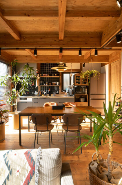 仕事も趣味も満喫するログハウス風の吹き抜けがある木の家 - サイエンスホーム - ダイニング・キッチン