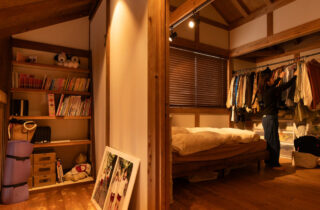 仕事も趣味も満喫するログハウス風の吹き抜けがある木の家 - サイエンスホーム - 寝室