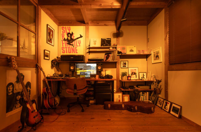 仕事も趣味も満喫するログハウス風の吹き抜けがある木の家 - サイエンスホーム - 書斎