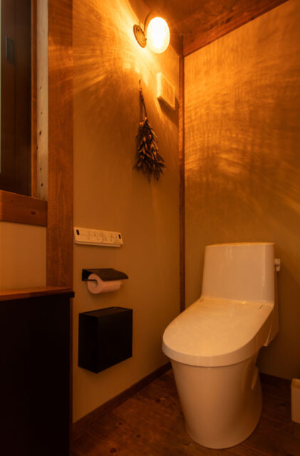 仕事も趣味も満喫するログハウス風の吹き抜けがある木の家 - サイエンスホーム - トイレ