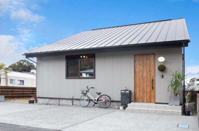 仕事も趣味も満喫するログハウス風の吹き抜けがある木の家 - サイエンスホーム - 外観