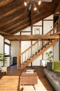 古民家の趣を愉しめる機能性豊かな情緒あふれる開放的な住まい - サイエンスホーム - 階段