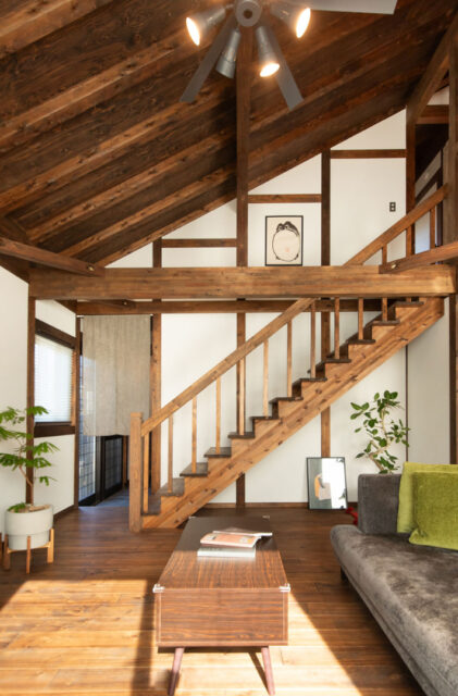 古民家の趣を愉しめる機能性豊かな情緒あふれる開放的な住まい - サイエンスホーム - 階段