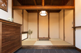 古民家の趣を愉しめる機能性豊かな情緒あふれる開放的な住まい - サイエンスホーム - 玄関・和室