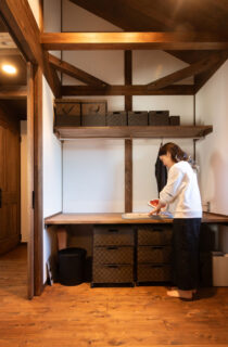 古民家の趣を愉しめる機能性豊かな情緒あふれる開放的な住まい - サイエンスホーム - 家事室