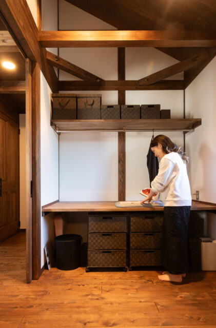 古民家の趣を愉しめる機能性豊かな情緒あふれる開放的な住まい - サイエンスホーム - 家事室