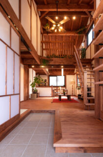 和の趣と光がやさしく調和する圧倒的な開放感に包まれたひのきの家 - サイエンスホーム - 玄関・LDK