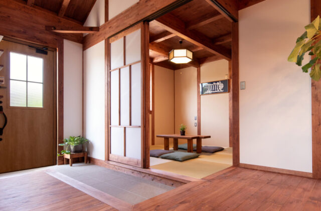 和の趣と光がやさしく調和する圧倒的な開放感に包まれたひのきの家 - サイエンスホーム - 和室・玄関