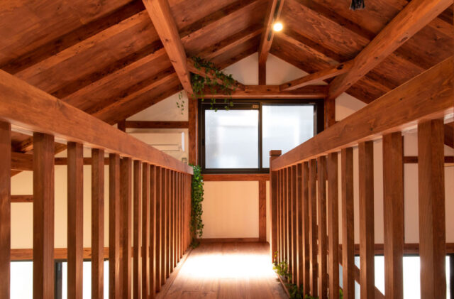 和の趣と光がやさしく調和する圧倒的な開放感に包まれたひのきの家 - サイエンスホーム - 廊下