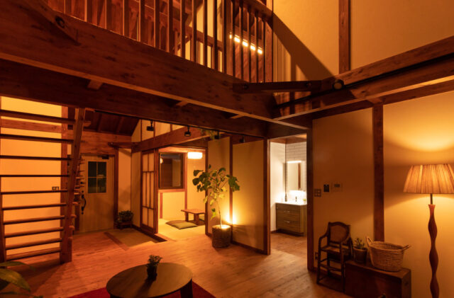 和の趣と光がやさしく調和する圧倒的な開放感に包まれたひのきの家 - サイエンスホーム - 夜リビング