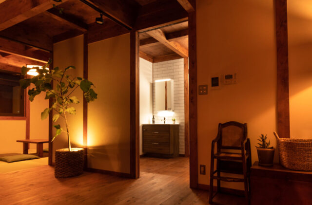 和の趣と光がやさしく調和する圧倒的な開放感に包まれたひのきの家 - サイエンスホーム - 洗面スペース