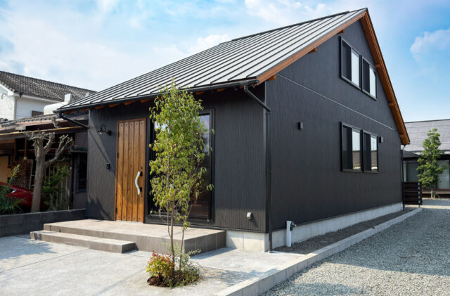 重厚な黒の大屋根と現し梁の温もりが心地よい平屋 - サイエンスホーム - 外観