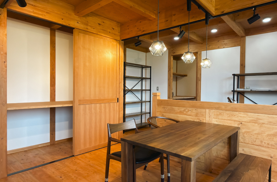 重厚な黒の大屋根と現し梁の温もりが心地よい平屋 - サイエンスホーム - LDK・収納