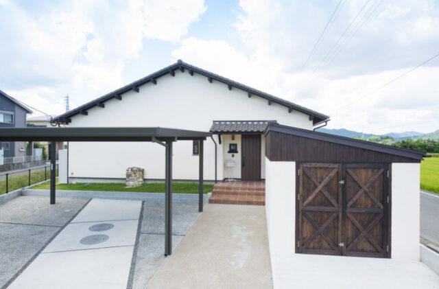 アンティークが似合う白壁と化粧梁のコントラストが美しいクラシカルな平屋 - 成建ホーム - 外観