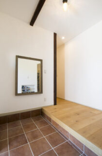 アンティークが似合う白壁と化粧梁のコントラストが美しいクラシカルな平屋 - 成建ホーム - 玄関