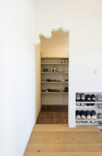 アンティークが似合う白壁と化粧梁のコントラストが美しいクラシカルな平屋 - 成建ホーム - 玄関収納