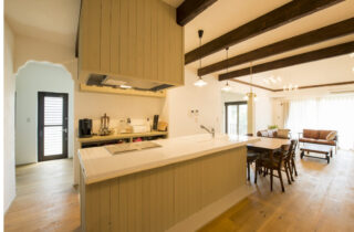 アンティークが似合う白壁と化粧梁のコントラストが美しいクラシカルな平屋 - 成建ホーム - キッチン正面