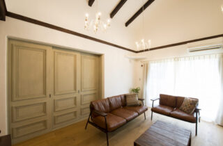 アンティークが似合う白壁と化粧梁のコントラストが美しいクラシカルな平屋 - 成建ホーム - リビング