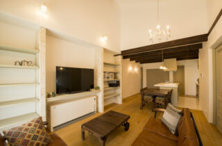 アンティークが似合う白壁と化粧梁のコントラストが美しいクラシカルな平屋 - 成建ホーム - LDK