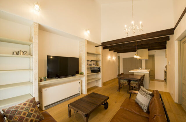 アンティークが似合う白壁と化粧梁のコントラストが美しいクラシカルな平屋 - 成建ホーム - LDK