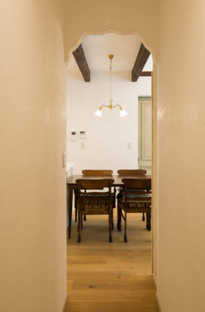 アンティークが似合う白壁と化粧梁のコントラストが美しいクラシカルな平屋 - 成建ホーム - ダイニング