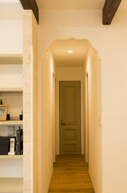 アンティークが似合う白壁と化粧梁のコントラストが美しいクラシカルな平屋 - 成建ホーム - リビング