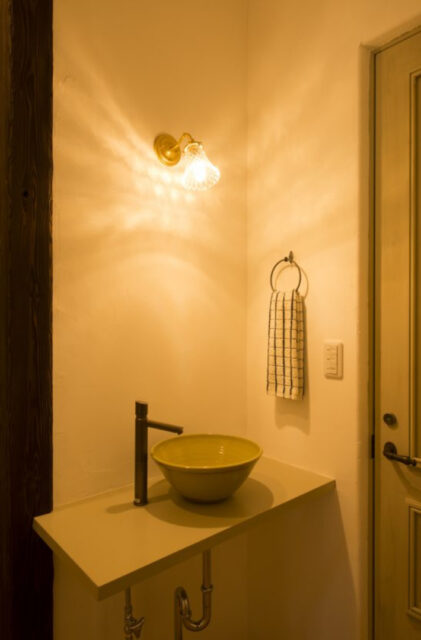 アンティークが似合う白壁と化粧梁のコントラストが美しいクラシカルな平屋 - 成建ホーム - 洗面スペース