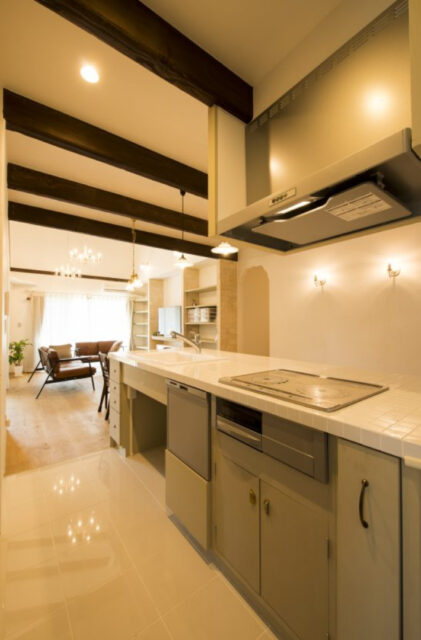 アンティークが似合う白壁と化粧梁のコントラストが美しいクラシカルな平屋 - 成建ホーム - キッチン