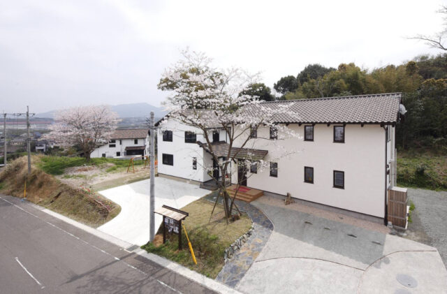 南フランスの情景をまとうダークウッドの意匠を感じるヴィンテージな住まい - 成建ホーム - 外観