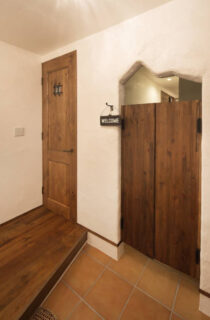 南フランスの情景をまとうダークウッドの意匠を感じるヴィンテージな住まい - 成建ホーム - 玄関