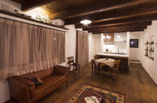 南フランスの情景をまとうダークウッドの意匠を感じるヴィンテージな住まい - 成建ホーム - LDK