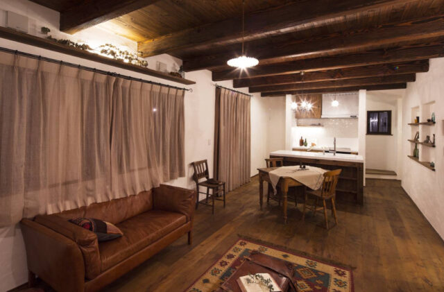 南フランスの情景をまとうダークウッドの意匠を感じるヴィンテージな住まい - 成建ホーム - LDK