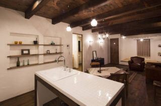 南フランスの情景をまとうダークウッドの意匠を感じるヴィンテージな住まい - 成建ホーム - キッチン