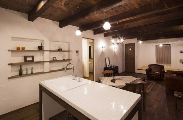 南フランスの情景をまとうダークウッドの意匠を感じるヴィンテージな住まい - 成建ホーム - キッチン