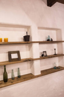 南フランスの情景をまとうダークウッドの意匠を感じるヴィンテージな住まい - 成建ホーム - 飾り棚