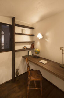 南フランスの情景をまとうダークウッドの意匠を感じるヴィンテージな住まい - 成建ホーム - ワークスペース