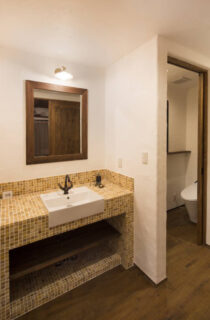 南フランスの情景をまとうダークウッドの意匠を感じるヴィンテージな住まい - 成建ホーム - 洗面スペース