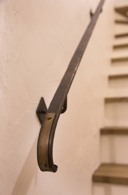 南フランスの情景をまとうダークウッドの意匠を感じるヴィンテージな住まい - 成建ホーム - 階段