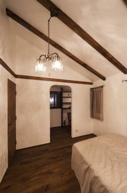 南フランスの情景をまとうダークウッドの意匠を感じるヴィンテージな住まい - 成建ホーム - 寝室