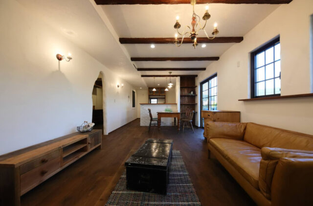 深い木目と抜群の採光が高級感を演出する機能美を備えたトラディショナルな2階建て - 成建ホーム - LDK