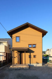 深い木目と抜群の採光が高級感を演出する機能美を備えたトラディショナルな2階建て - 成建ホーム - 昼・外観