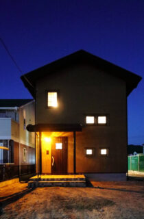 深い木目と抜群の採光が高級感を演出する機能美を備えたトラディショナルな2階建て - 成建ホーム - 夜・外観