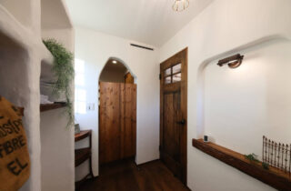 深い木目と抜群の採光が高級感を演出する機能美を備えたトラディショナルな2階建て - 成建ホーム - 玄関