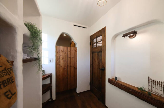 深い木目と抜群の採光が高級感を演出する機能美を備えたトラディショナルな2階建て - 成建ホーム - 玄関