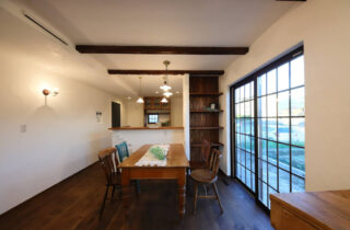 深い木目と抜群の採光が高級感を演出する機能美を備えたトラディショナルな2階建て - 成建ホーム - ダイニング